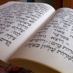 В иврите преобладают глухие и шипящие звуки